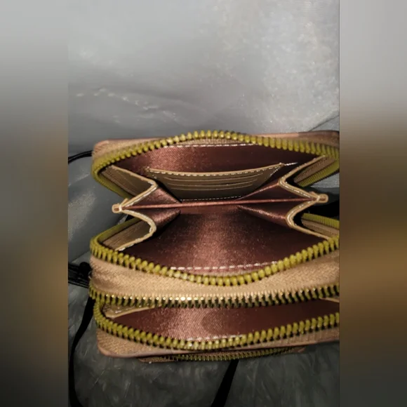 Elegant Tan and Black Crossbody Bag - Picture 6 of 6